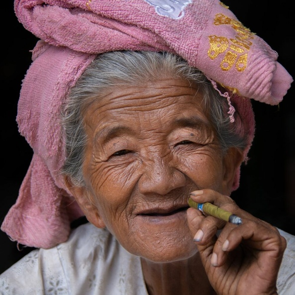 birmanie-la fumeuse.jpg