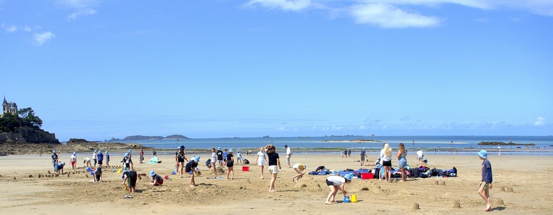 Sous le regard de la belle dinardaise, les enfants s'adonnent aux jeux de plage